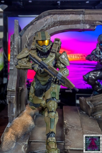 Halo 5 Guardians Master Chief Statue (1).jpg