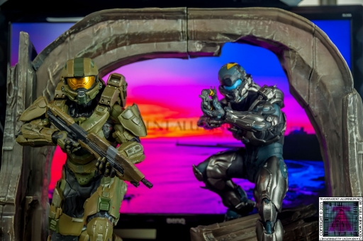 Halo 5 Guardians Master Chief and Locke Statue (1).jpg