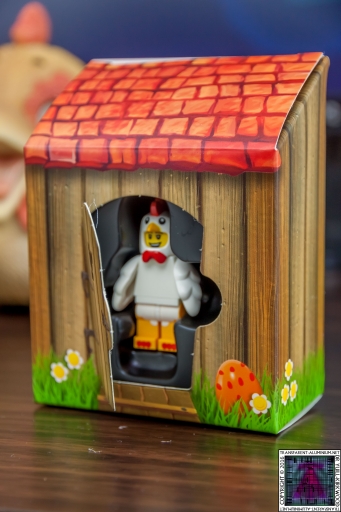 LEGO-6142167-Chicken-Man-Mini-Figure-and-Coop-2
