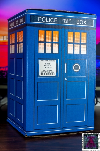 Loot Crate - Doctor Who Limited Edition TARDIS Box Art (2)