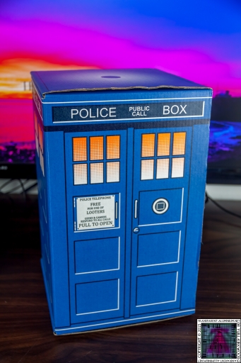 Loot Crate - Doctor Who Limited Edition TARDIS Box Art (4)