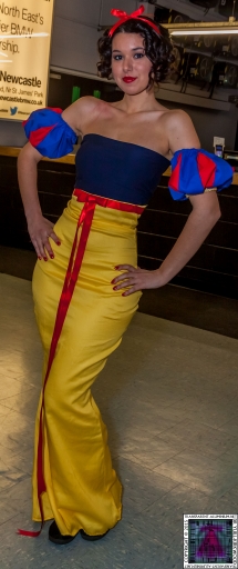 Comic-Con Cosplay Snow White (2).jpg
