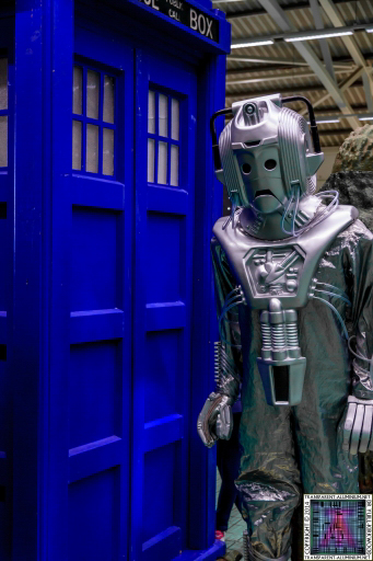 Cyberman next to the TARDIS at Darth Vader with R2-D2 at Screen-Con 2014