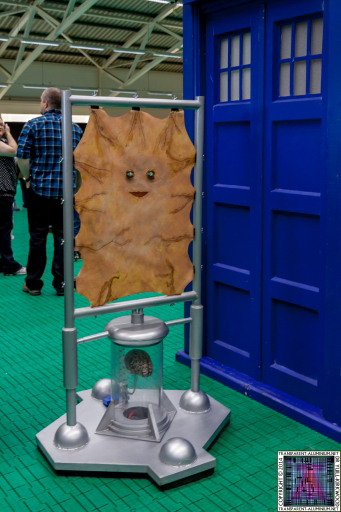 Lady Cassandra Obrien next to the TARDIS at Screen-Con 2014