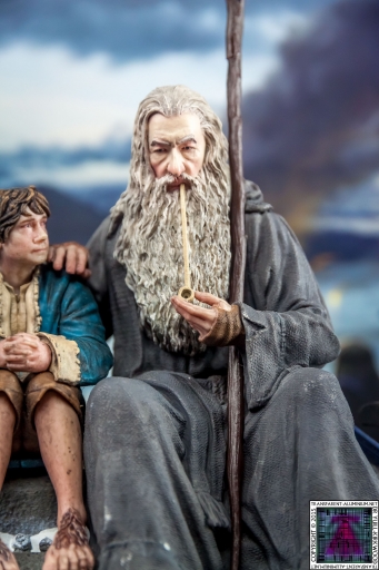 Gandalf and Bilbo Silent Reflection Statue (8)